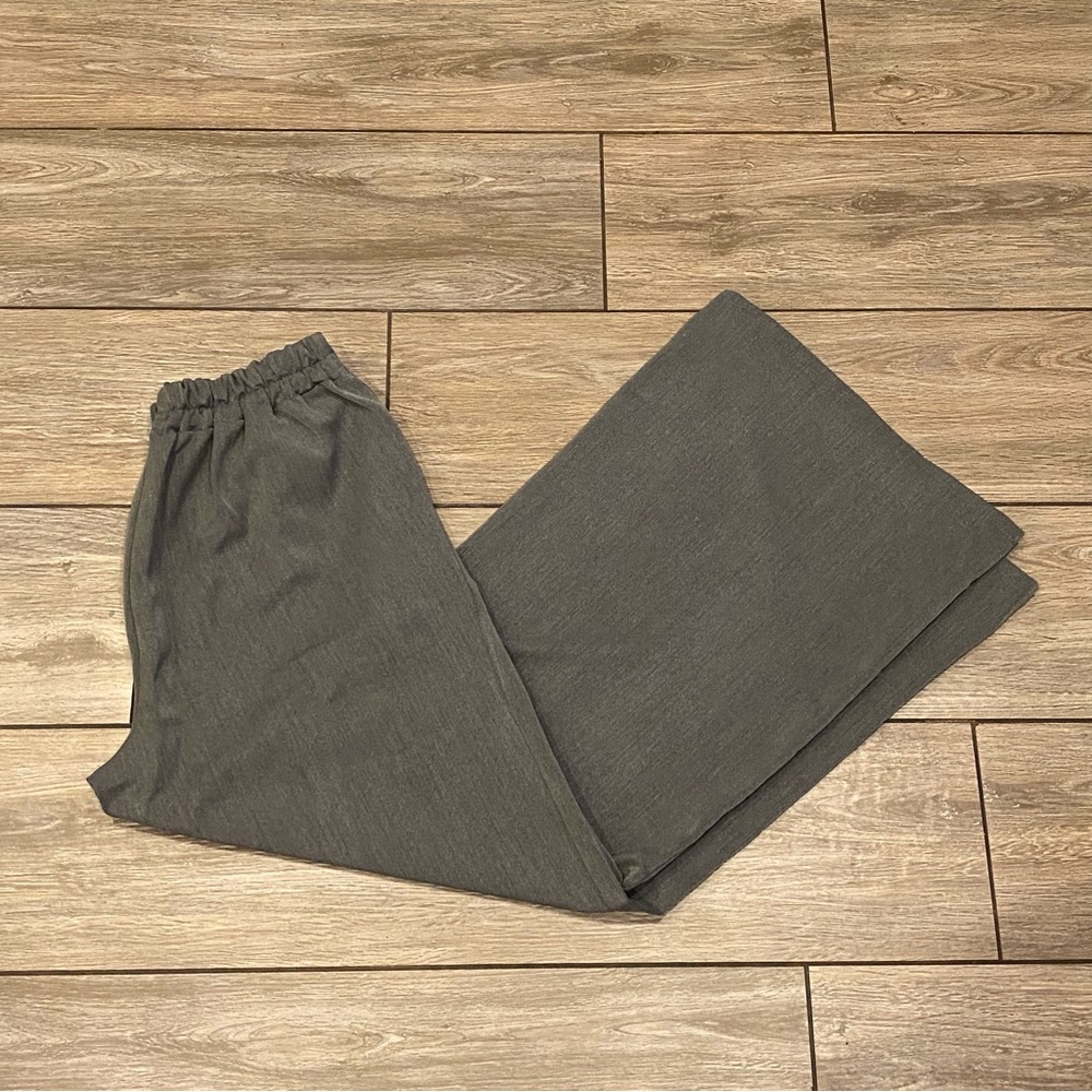 LAST CALL Boohoo 10 Gray Wide Legged Flowing Dress Pants